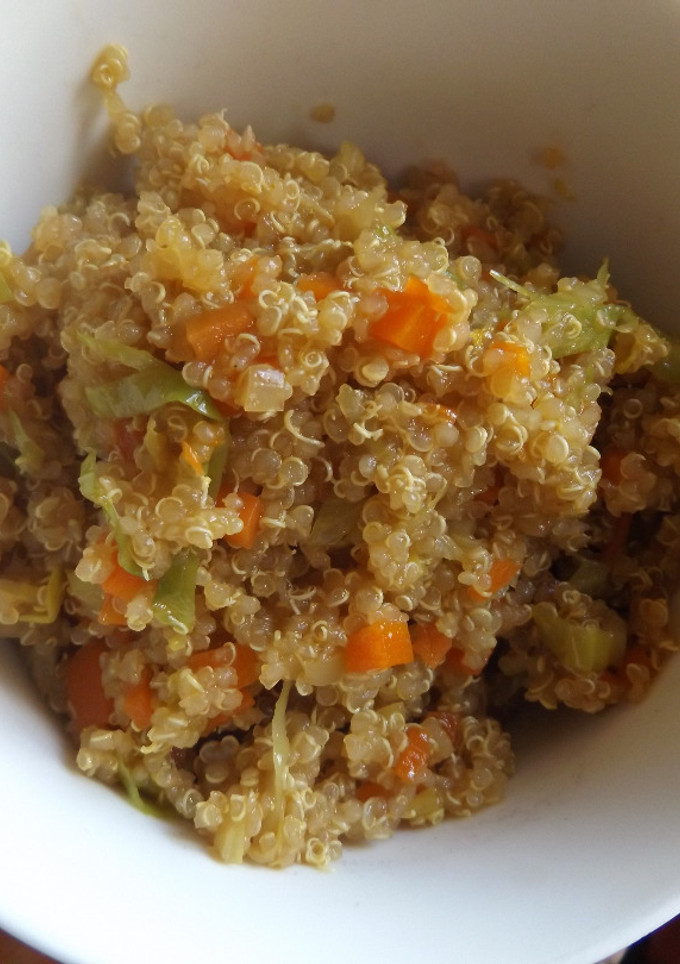 Una foto de Quinoa con verduras, alga Kombu y salsa de soja