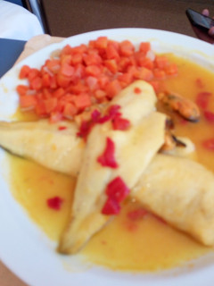 Una foto de Lenguados coloridos con verduras