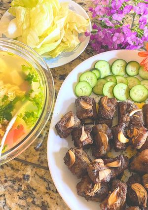Hình của món Sườn nướng tỏi, canh riêu đậu.