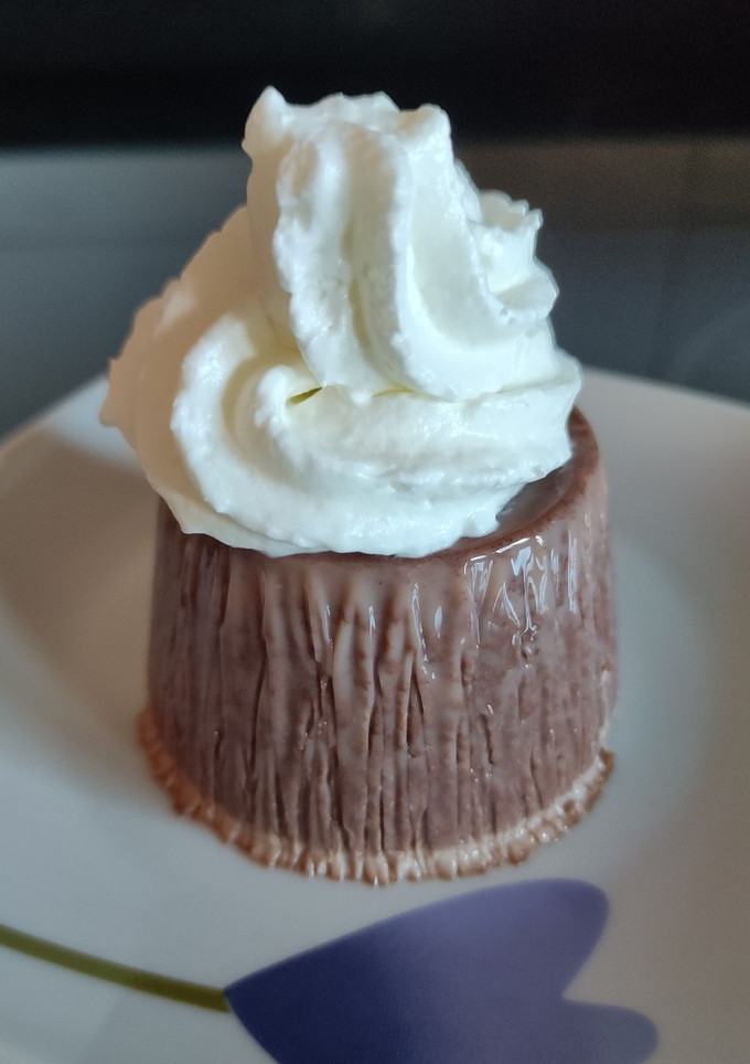 Una foto de Flan de chocolate fácil con nata montada