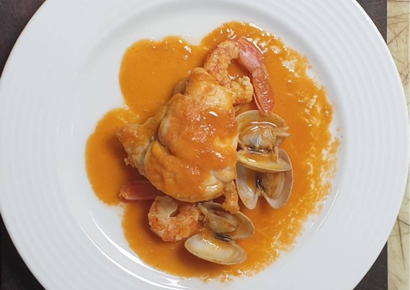 Rape al whisky con crema de bogavante gambones y almejas