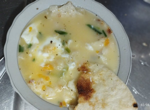Una foto de Caldo de huevos con arepa