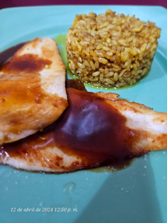 Una foto de Pollo con salsa de naranja y arroz frito al curry