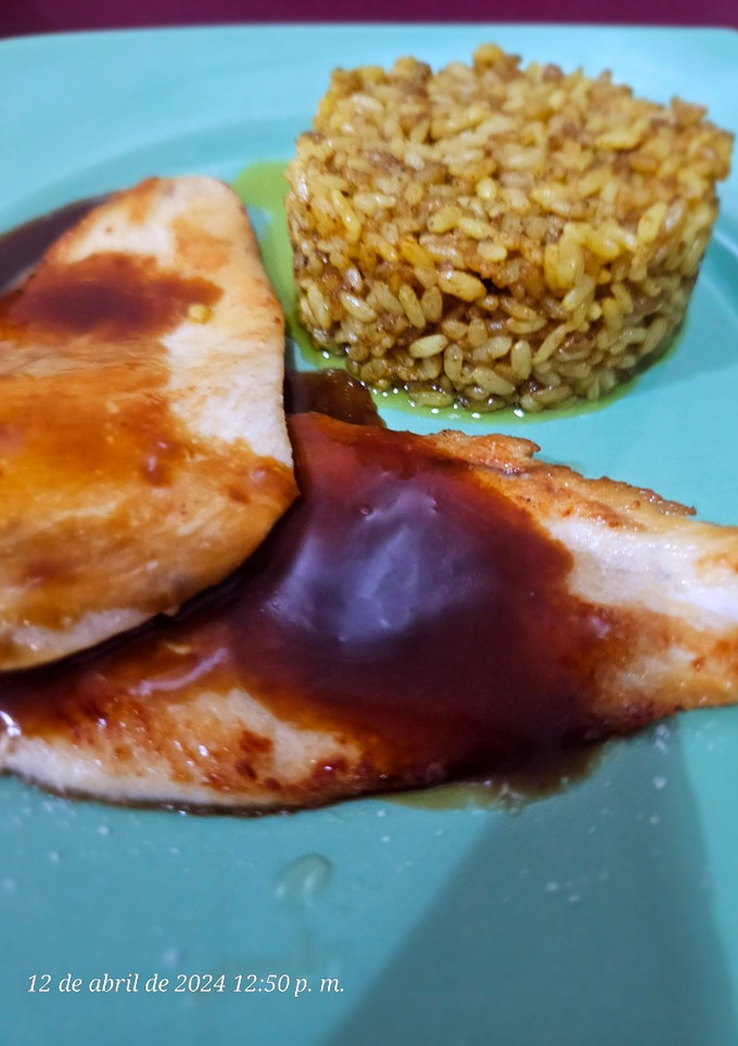 Una foto de Pollo con salsa de naranja y arroz frito al curry