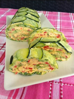 Una foto de Rollo de calabacín con atún pimiento de piquillo