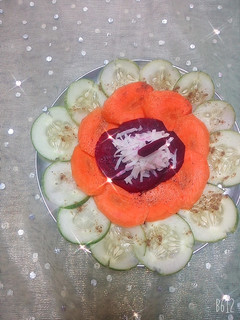 खीरा गाजर सलाद(kheera gajar salad recipe in hindi) रेसिपी मुख्य फोटो