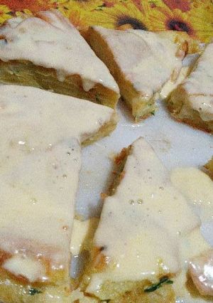 Una foto de Tortilla de papas con queso por arriba o a la pizza