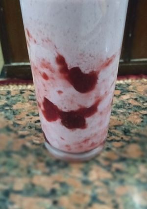 صورة لوصفة احلى ميلك شيك فراولة ساقع 🍓