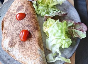 Une photo de Wrap omelette jambon et fromage râpé en moins de 30 min