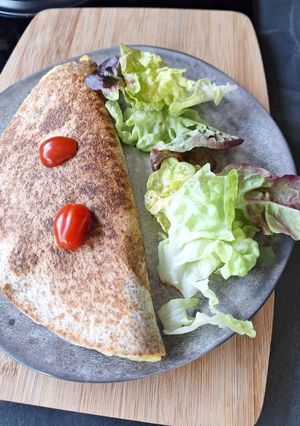 Une photo de Wrap omelette jambon et fromage râpé en moins de 30 min