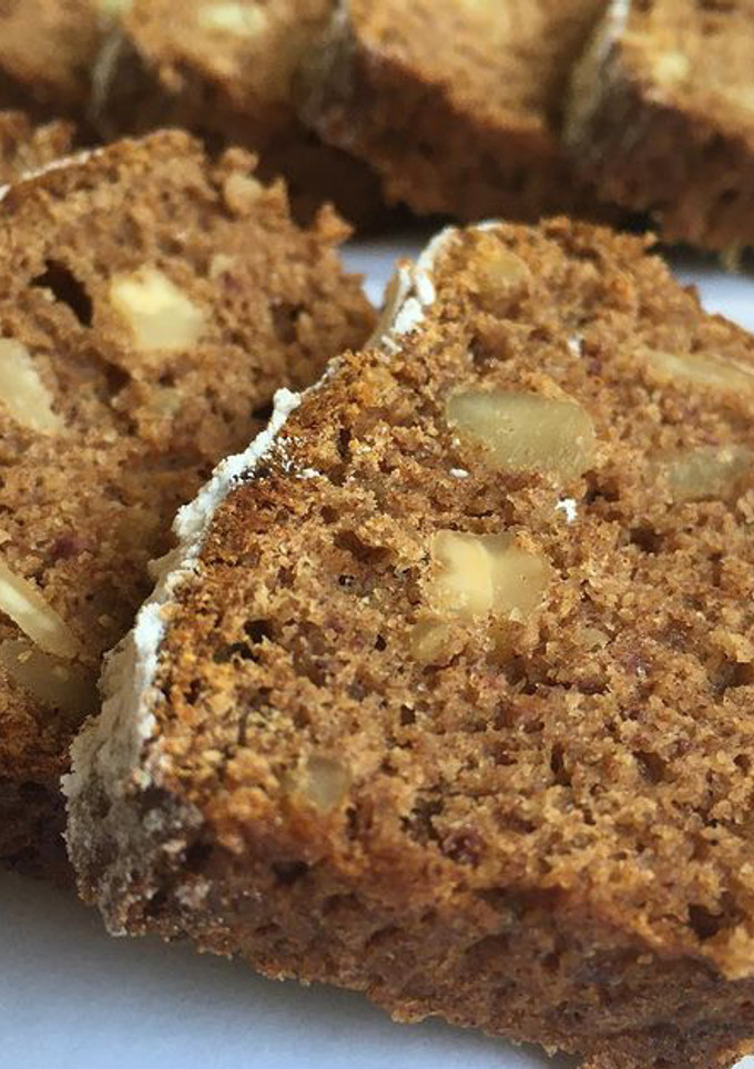 Una foto de Pa de plàtan amb dàtils, ametlles o nous 🥖🍌