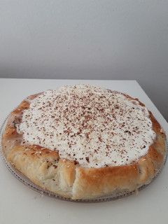 Una foto de Tarta de nata con borde de chocolate