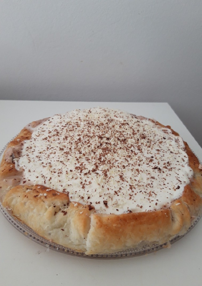 Una foto de Tarta de nata con borde de chocolate