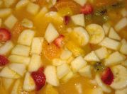 Una foto de ensalada de fruta