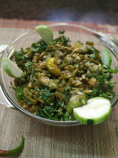 ગલકા અને ચોળી નું શાક (Galka Choli Shak Recipe In Gujarati) રેસીપી મુખ્ય ફોટો
