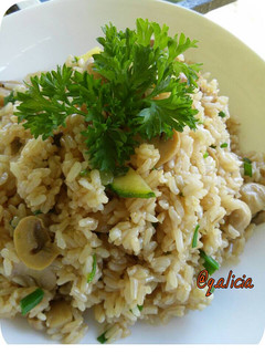 Una foto de Arroz integral con champiñones y zucchini