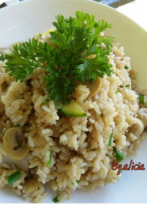 Una foto de Arroz integral con champiñones y zucchini