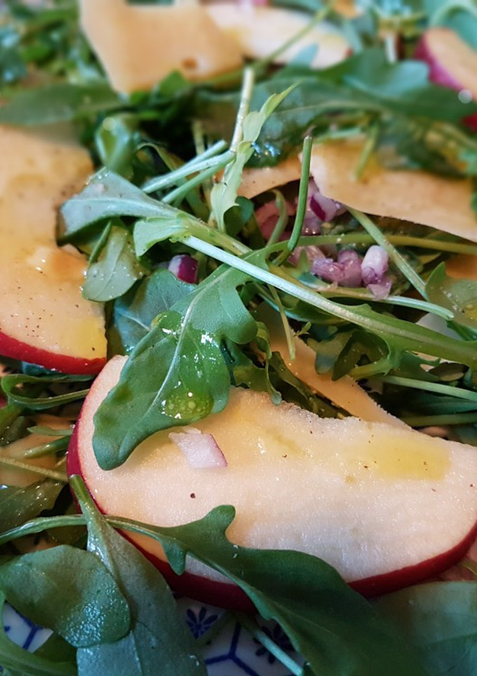 Una foto de Ensalada de Rúcula, Manzana y Manchego