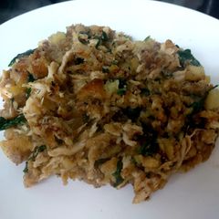 A picture of My Stirfry leftover Turkey,Roast Potatoes,stuffing and Spinach🤩.