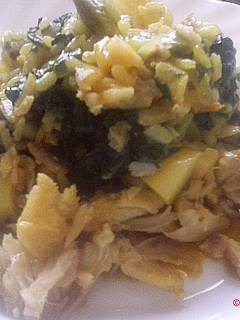 Una foto de Arroz con bacalao y espinacas