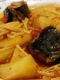 Cazuela de verdel con patatas y fideos