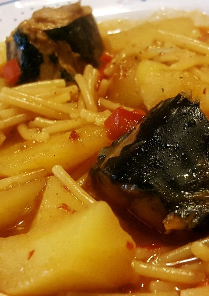 Una foto de Cazuela de verdel con patatas y fideos
