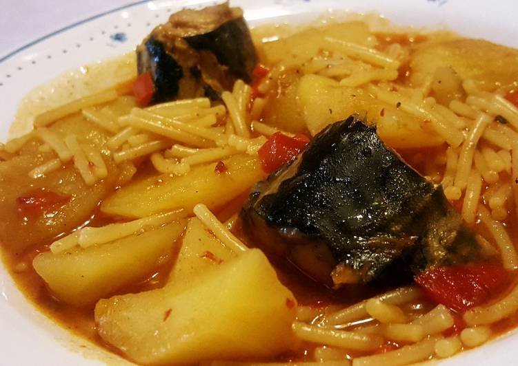 Cazuela de verdel con patatas y fideos