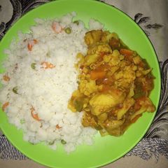 A picture of Burabuskon shinkafa da miyar kaza.