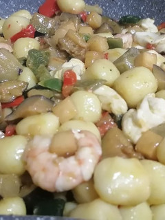 Una foto de Ensalada de ñoquis con verduras asadas y gambas fácil