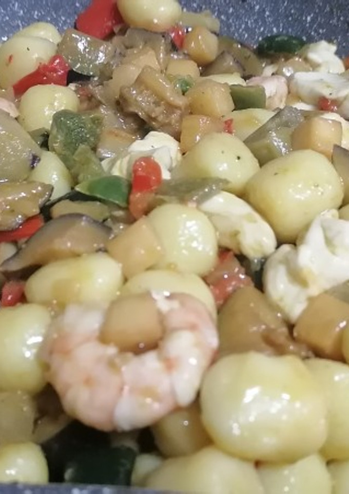Una foto de Ensalada de ñoquis con verduras asadas y gambas fácil