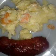 Una foto de Chorizito + ensalada de papa