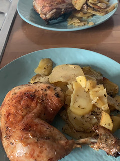 Una foto de Pollo con patatas al horno