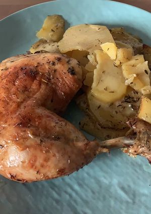 Una foto de Pollo con patatas al horno