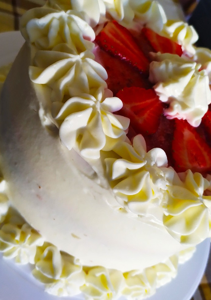 Una foto de Tarta de chocolate, fresas y cobertura de nata y mascarpone 🍰
