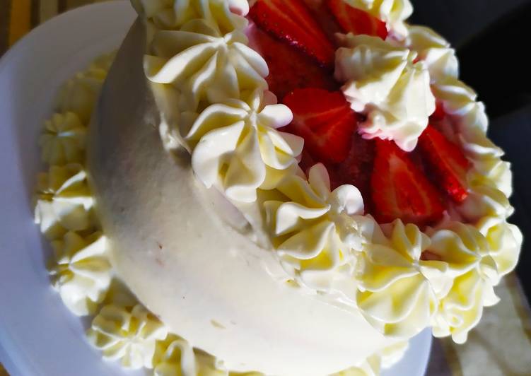 Tarta de chocolate, fresas y cobertura de nata y mascarpone 🍰