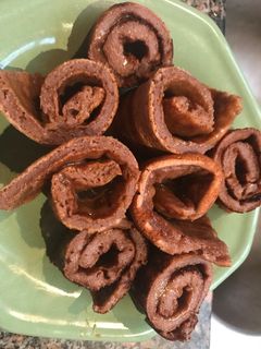 Una foto de Rollitos de chocolate y dulce de leche. Light