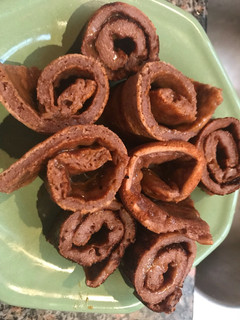 Una foto de Rollitos de chocolate y dulce de leche. Light