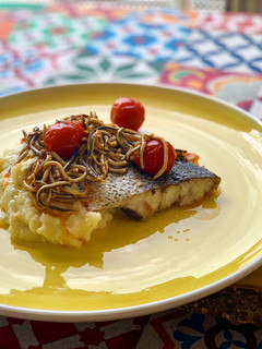 Una foto de Corvina a la espalda con gulas y puré cremoso de patatas