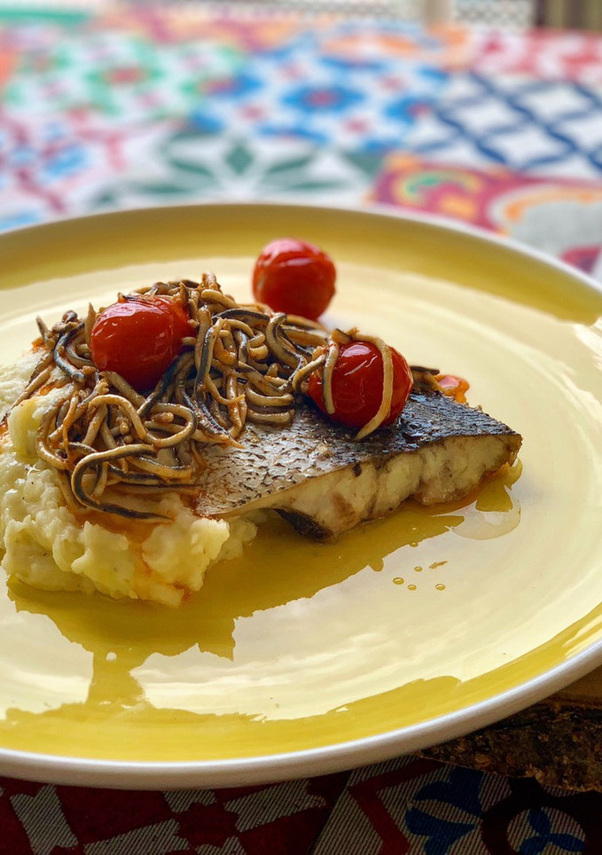 Una foto de Corvina a la espalda con gulas y puré cremoso de patatas