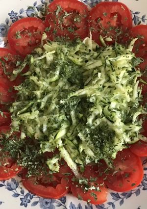 Une photo de Salade de tomates et courgettes râpées au persil et citron