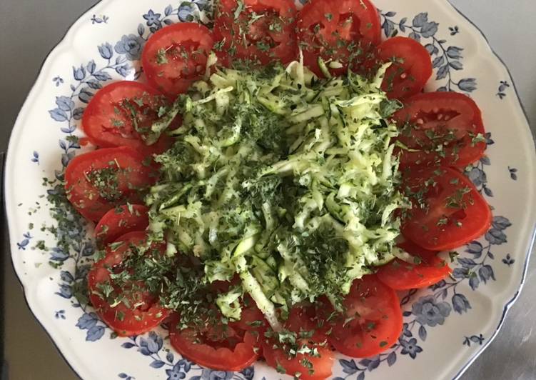 Comment Préparer Les Salade de tomates et courgettes râpées au persil et citron