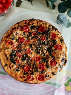 Una foto de Tortilla de espinacas con sobrasada y tomates cherry 🍅