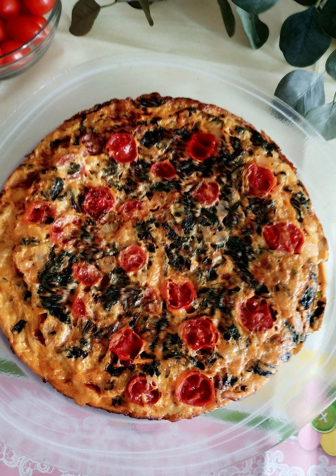 Una foto de Tortilla de espinacas con sobrasada y tomates cherry 🍅