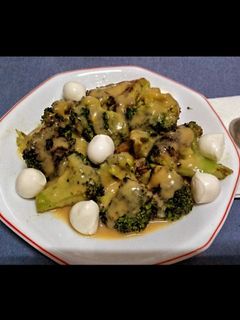 Una foto de Brócoli con calabacín y mozzarella