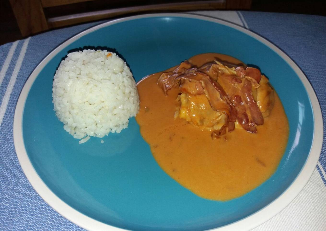 Pollo a la crema con tocino y toque de chipotle