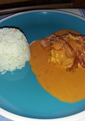 Una foto de Pollo a la crema con tocino y toque de chipotle