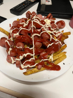Una foto de Salchipapas aliñadas