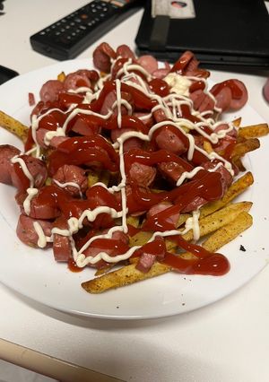 Una foto de Salchipapas aliñadas