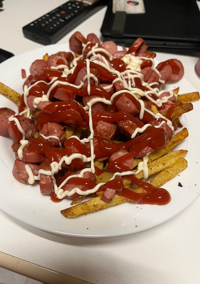 Una foto de Salchipapas aliñadas