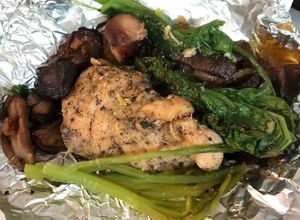 Hình của món Ức gà sốt tiêu với nấm và rau cải (bằng nồi chiên không dầu).